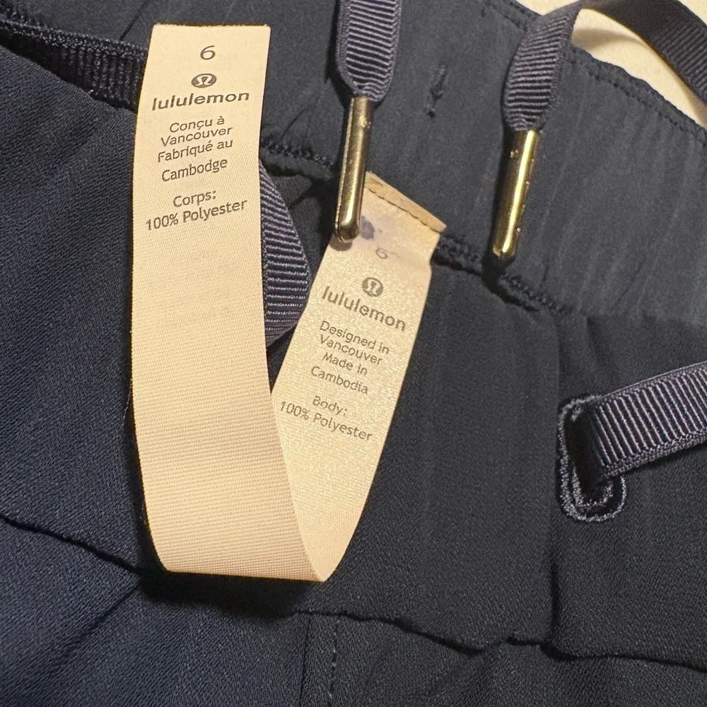 Lululemon Navy On The Fly Crop Woven 23”| Size 6